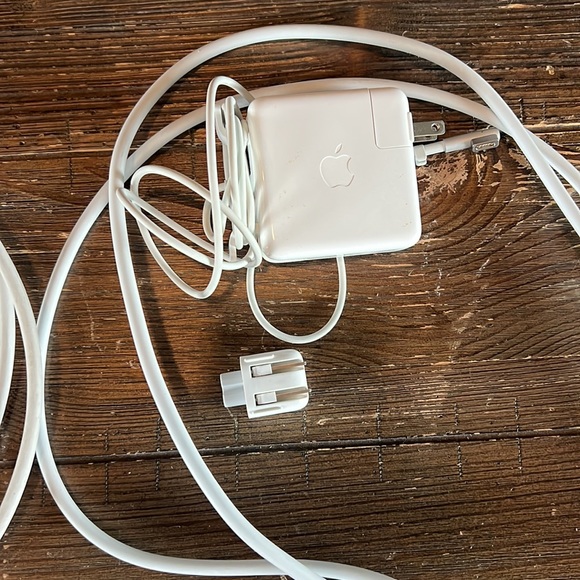 Apple Mac Pro charger, 2 cable extensions, 2 power inserts. - Picture 4 of 5